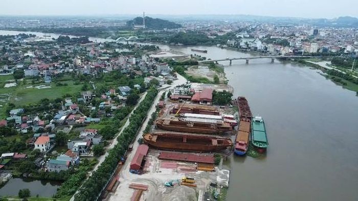 Xưởng đóng tàu nằm ở khoảng cách khá gần thân đê tả Đáy. Việc tập kết vật liệu, máy móc và phương tiện hạng nặng tại khu vực bãi sông đặt ra yêu cầu kiểm soát tải trọng, bảo vệ công trình đê điều và bảo đảm an toàn trong mùa mưa lũ.