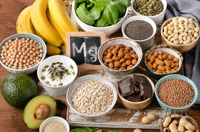 Nên bổ sung magie từ thực phẩm trước khi dùng thuốc. Ảnh minh họa AI.