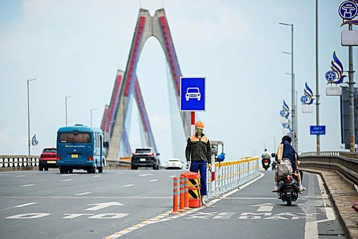 Hà Nội đang rà soát, hoàn thiện tổ chức giao thông trên các cây cầu lớn, đồng thời tăng cường kiểm tra, xử lý những vi phạm tiềm ẩn nguy cơ tai nạn. (Ảnh Công an TP Hà Nội)