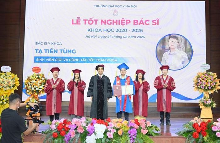 GS.TS Nguyễn Hữu Tú - Hiệu trưởng Trường Đại học Y Hà Nội trao bằng tốt nghiệp Bác sĩ Y khoa cho tân bác sĩ Tạ Tiến Tùng tại Lễ tốt nghiệp (khóa 2020 - 2026). Ảnh: Hữu Linh