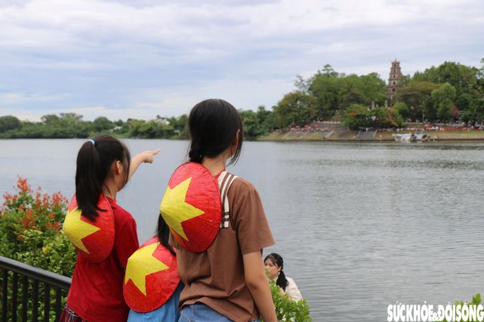 Nhiều em nhỏ cũng được bố mẹ dẫn đến để lưu giữ những khoảnh khắc đẹp trong ngày nghỉ lễ. Ảnh: H.D.