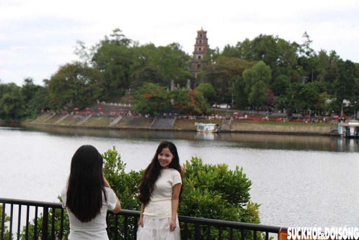 Những hình ảnh về góc nhìn chùa Thiên Mụ tại đây được chia sẻ trên mạng xã hội, khiến địa điểm ngày càng được nhiều người biết đến. Ảnh: H.D.