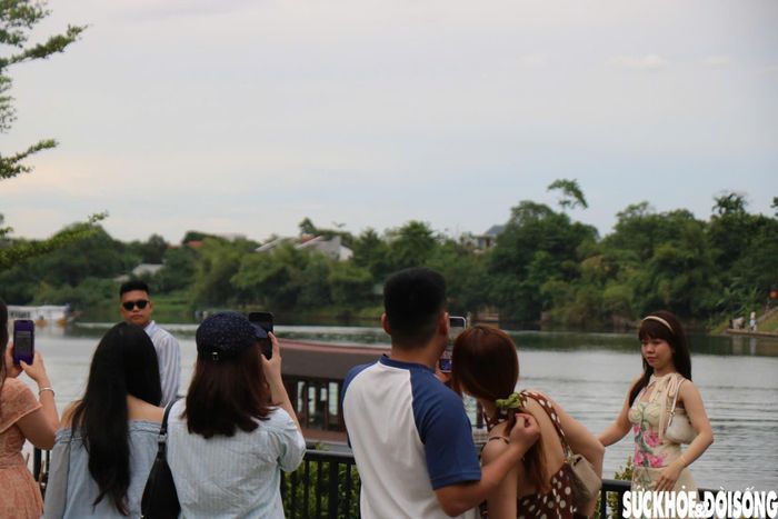 Nhiều nhóm bạn lần lượt lựa chọn vị trí có góc nhìn đẹp để chụp ảnh. Có thời điểm mọi người phải chờ đến lượt để có được vị trí ưng ý vì khách đến rất đông. Ảnh: H.D.