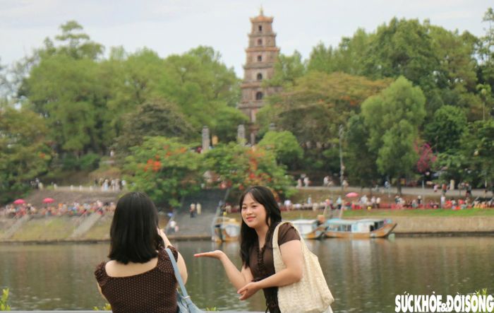 Dù có thời điểm thời tiết oi bức, nhiều người vẫn kiên nhẫn chờ đến lượt để có được khung hình ưng ý. Ảnh: H.D.