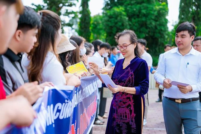 Những chiếc vé gửi gắm sự sẻ chia, tiếp thêm động lực để các sinh viên nỗ lực học tập. Ảnh: PV.