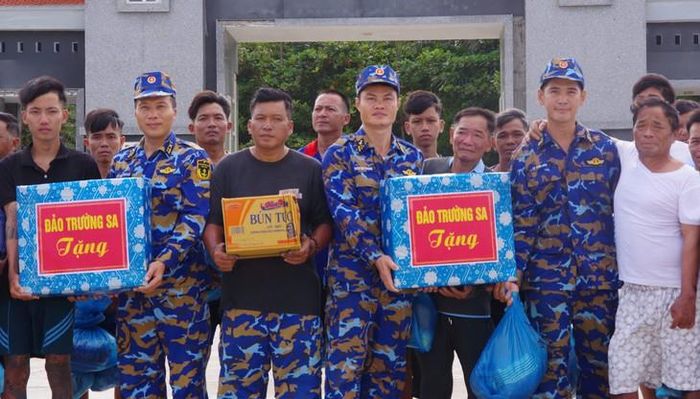 Cán bộ, chiến sĩ đảo Trường Sa tặng quà cho các ngư dân khi rời đảo. Ảnh: Thành Vũ.