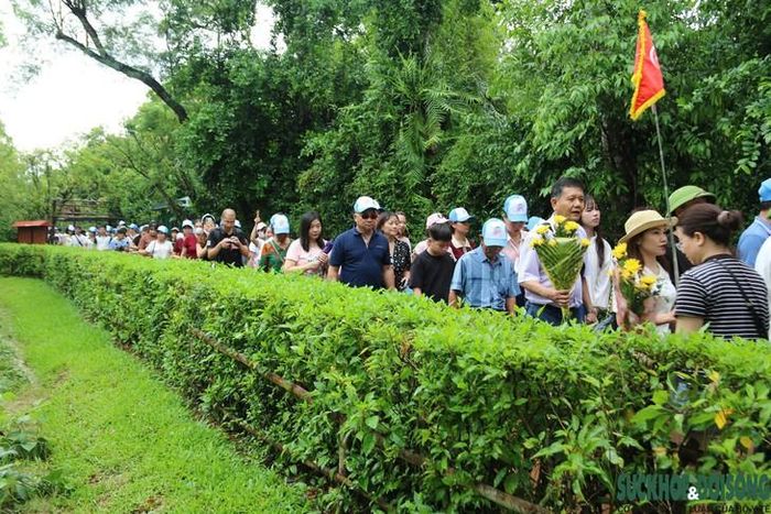 Du khách nối nhau về thăm quê Bác tại Khu di tích Quốc gia đặc biệt Kim Liên trong những ngày nghỉ lễ Quốc khánh. Ảnh: V. Đồng