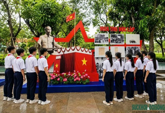 Triển lãm “Hành trình theo chân Bác” được trưng bày tại Khu di tích Quốc gia đặc biệt Kim Liên góp phần đổi mới cách giới thiệu, giáo dục lịch sử và phát huy giá trị di sản Hồ Chí Minh tại quê Người. Ảnh: K.O