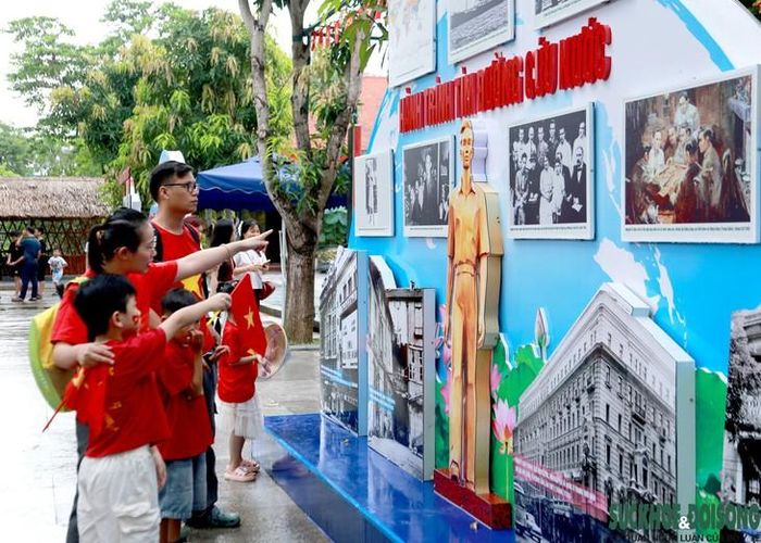 Du khách, trong đó có nhiều em nhỏ, tìm hiểu các hình ảnh, tư liệu tại gian trưng bày “Hành trình theo chân Bác”. Ảnh: V. Đồng