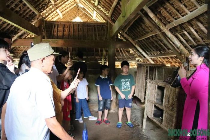 Du khách nghe thuyết minh, tìm hiểu về cuộc đời, tuổi thơ và tham quan không gian quê Bác tại Khu di tích Kim Liên. Ảnh: K.O