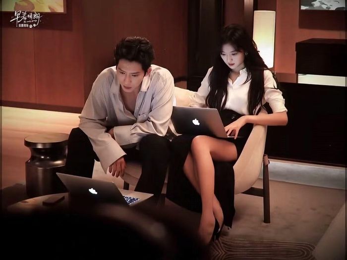 Vóc dáng cân đối vạn người mê, cùng đôi chân dài thẳng tắp của Tôn Thiên cũng phù hợp với mô tả về nữ chính.