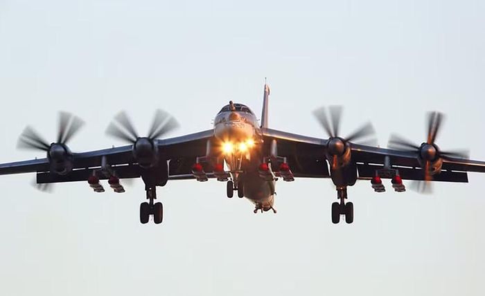 Những thay đổi này cho phép Tu-95 thực hiện nhiệm vụ tấn công từ khoảng cách xa hơn.