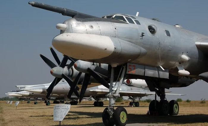 Sự thay đổi đó cũng giúp Tu-95 thích nghi với sự phát triển của chiến tranh hiện đại. Khi mạng lưới phòng không ngày càng mạnh, khoảng cách phóng vũ khí trở thành một yếu tố quan trọng không kém khả năng bay xa của chính máy bay.