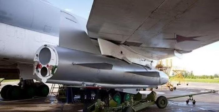 Tên lửa Kh-20 có chiều dài 14,95 mét, đường kính thân 1,8 mét và sải cánh 9 mét. Tên lửa sử dụng động cơ phản lực và có tốc độ tối đa 2.000 km/h. Tầm bắn của Kh-20 đạt 600 km.