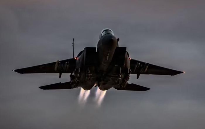 Tuy nhiên, trong chiến tranh hiện đại, không chiến không chỉ diễn ra giữa 2 máy bay. AWACS và mạng lưới dữ liệu chiến thuật có thể thay đổi đáng kể lợi thế của một lực lượng.