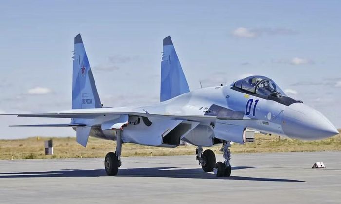 Vì vậy, câu hỏi Su-35 hay F-15 mạnh hơn không có câu trả lời đơn giản. Su-35 đại diện cho trường phái chú trọng nền tảng máy bay, tầm hoạt động, tải trọng và khả năng cơ động.