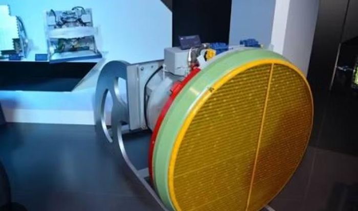 Radar là một yếu tố quan trọng hơn nhiều so với việc chỉ nhìn vào kích thước anten. Su-35S sử dụng Irbis-E, radar mảng pha quét điện tử thụ động.
