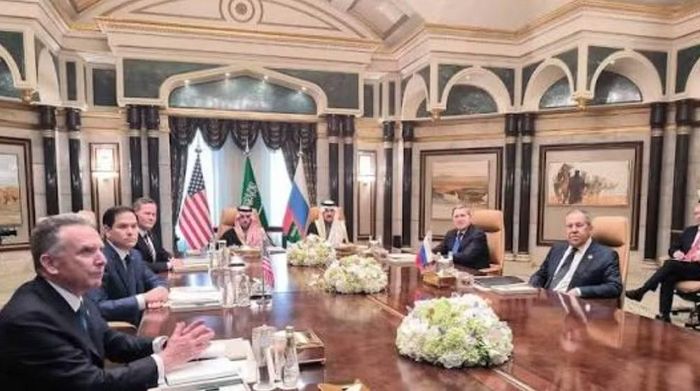 Theo lộ trình mà Moscow đưa ra, một giải pháp cuối cùng có thể bắt đầu bằng việc ngừng bắn dọc tiền tuyến hiện tại.