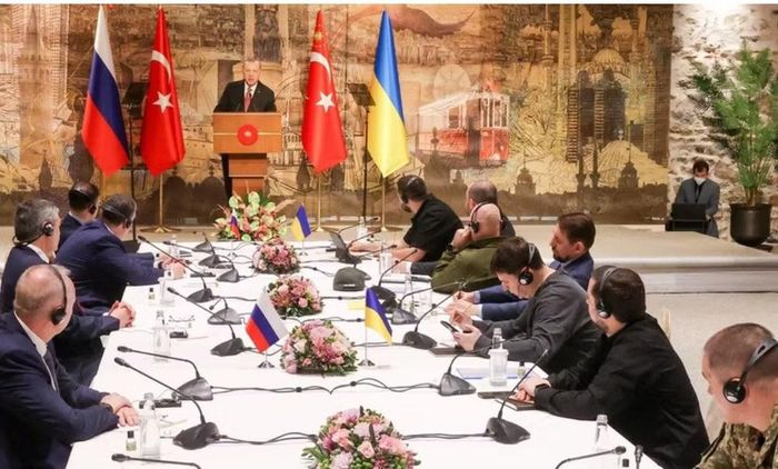Điều kiện đi kèm là lực lượng Ukraine rút khỏi những khu vực Nga đang kiểm soát, dừng huy động quân và chấm dứt viện trợ quân sự của phương Tây cho Kiev..