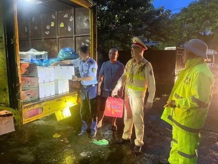 Lực lượng chức năng dừng xe, khám và kiểm đếm hàng hóa trên xe phương tiện vận tải BKS 30S-3913, phát hiện hàng hóa vi phạm