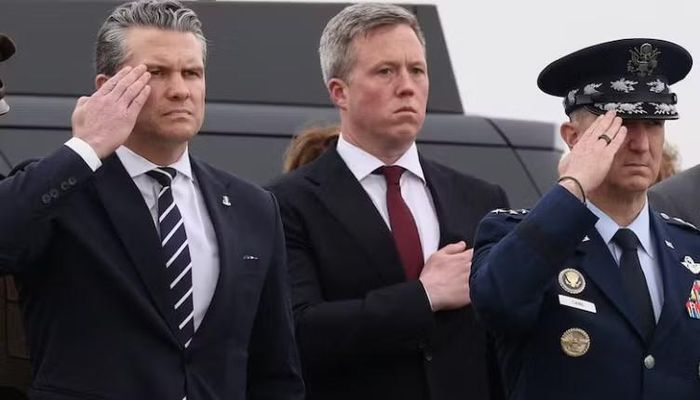 Truyền thông Mỹ hồi tháng 4 đưa tin ông Hegseth và ông Driscoll vốn có "mâu thuẫn từ trước". Hai người cũng bất đồng về nhiều vấn đề trong thời gian gần đây.