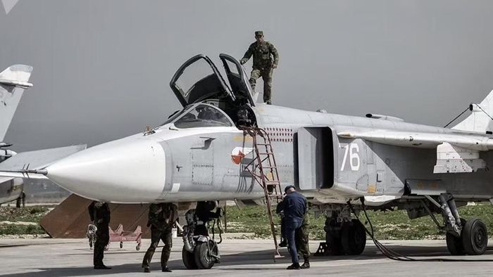 Đây cũng là bước phát triển tiếp theo trong quá trình Sukhoi chuyển từ những máy bay tốc độ cao như Su-7 và Su-17 sang các máy bay tấn công chuyên dụng hơn.