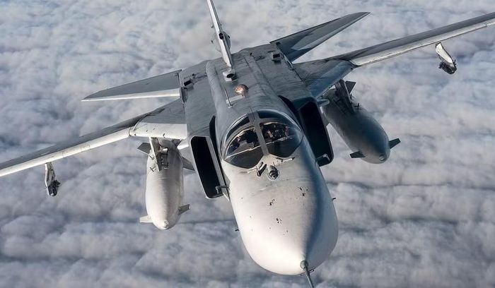 Liên Xô phát triển máy bay ném bom tiền tuyến Su-24 để đáp ứng yêu cầu đó. Khác với những máy bay chủ yếu dựa vào tốc độ và độ cao để sống sót.