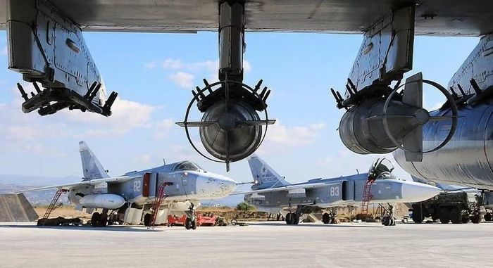Su-24 được thiết kế với 2 động cơ và 2 người trong tổ lái. Cách bố trí này phù hợp với yêu cầu thực hiện các nhiệm vụ tấn công phức tạp, trong đó phi công tập trung điều khiển máy bay còn sĩ quan hệ thống vũ khí đảm nhiệm việc dẫn đường và sử dụng vũ khí.