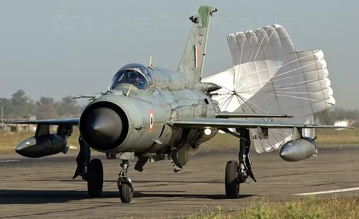 Tại châu Âu, MiG-21 được sử dụng bởi nhiều quốc gia thuộc khối Warsaw. Ở châu Á, nó xuất hiện trong lực lượng không quân của Việt Nam, Ấn Độ và nhiều nước khác. Trung Đông cũng trở thành một chiến trường quan trọng của MiG-21 khi nhiều quốc gia Arab sử dụng loại máy bay này trong các cuộc xung đột với Israel.