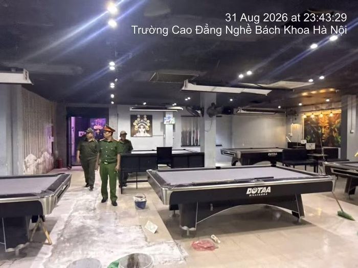 Công an phường Bạch Mai yêu cầu 100% chủ cơ sở, người quản lý, nhân viên ký cam kết chấp hành nghiêm quy định pháp luật.