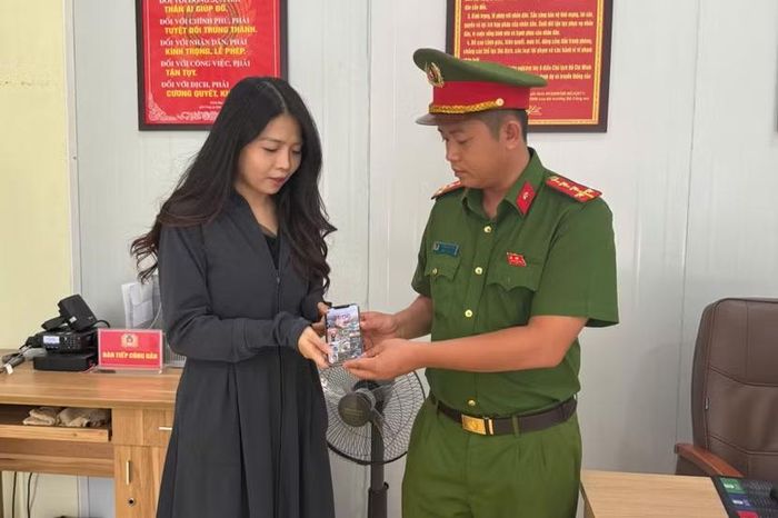 Chị Lê Thị Thu Trang vui mừng nhận lại tài sản bị đánh rơi.
