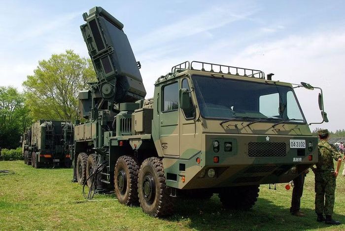 Đồng thời lực lượng Không quân Phòng vệ Nhật Bản vận hành hệ thống phòng không Patriot, trong khi đó Hải quân lại sử dụng các tàu khu trục với hệ thống chống tên lửa SM-3 và SM-6.