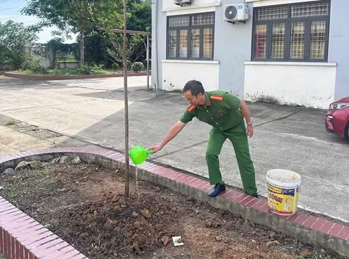 Cán bộ, chiến sĩ Công an xã Kiều Phú chăm sóc cây sau khi trồng.