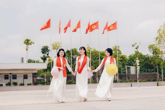 Chiếc khăn quàng đỏ sao vàng trở thành điểm nhấn trong bộ trang phục của những du khách khi check-in tại bảo tàng