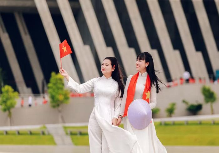 Nhóm chị em cùng diện áo dài, cầm cờ Tổ quốc lưu giữ khoảnh khắc đáng nhớ trong chuyến tham quan bảo tàng
