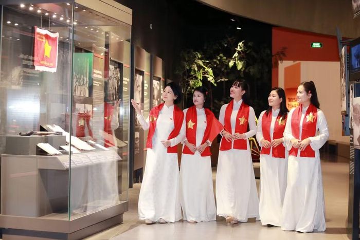 Không chỉ tham quan, nhiều du khách còn chuẩn bị trang phục, đạo cụ để có những bức ảnh mang đậm không khí Quốc khánh