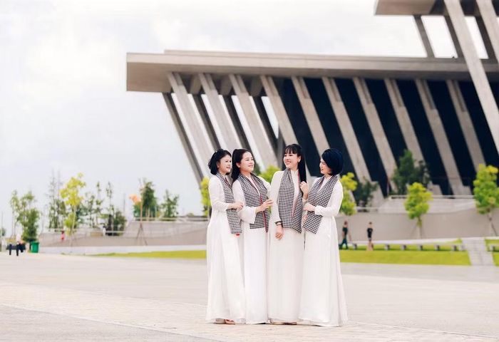 Áo dài trắng nền nã, khăn rằn mộc mạc hòa quyện trong một khung hình, các chị em tạo nên khoảnh khắc vừa duyên dáng, vừa thể hiện niềm tự hào dân tộc