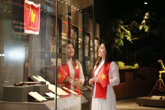 Không chỉ tham quan, nhiều du khách còn dành thời gian chụp ảnh lưu niệm bên những hiện vật gắn với lịch sử đấu tranh của dân tộc