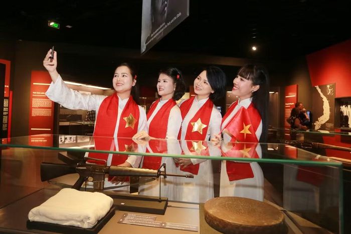 Các chị em selfie bên những hiện vật lịch sử, lưu giữ kỷ niệm về chuyến tham quan đặc biệt dịp Quốc khánh