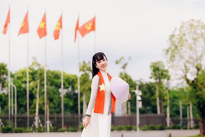 Sự kết hợp giữa khăn rằn và khăn đỏ sao vàng tạo nên nét độc đáo và trở thành điểm nhấn trong trang phục của nữ du khách