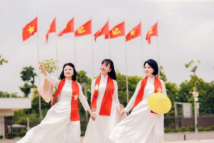 Những tà áo dài tung bay giữa không gian bảo tàng, tạo nên hình ảnh đẹp, giàu bản sắc của phụ nữ Việt Nam