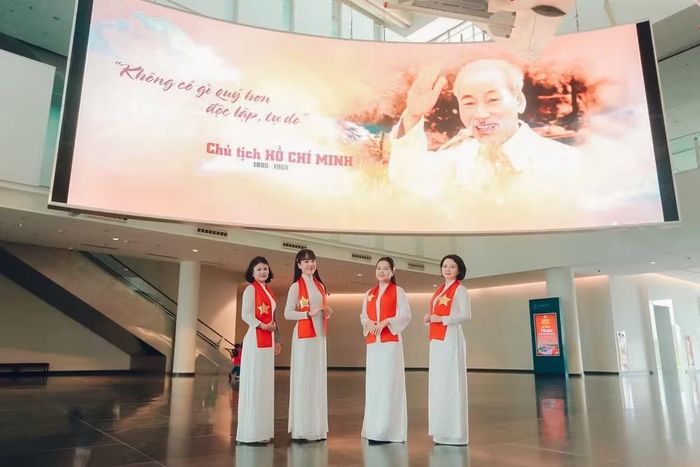 Trong tà áo dài trắng, những nữ du khách dừng lại trước hình ảnh Bác Hồ giơ tay chào và dòng chữ “Không có gì quý hơn độc lập, tự do”, lưu giữ một khoảnh khắc đặc biệt trong dịp Quốc khánh