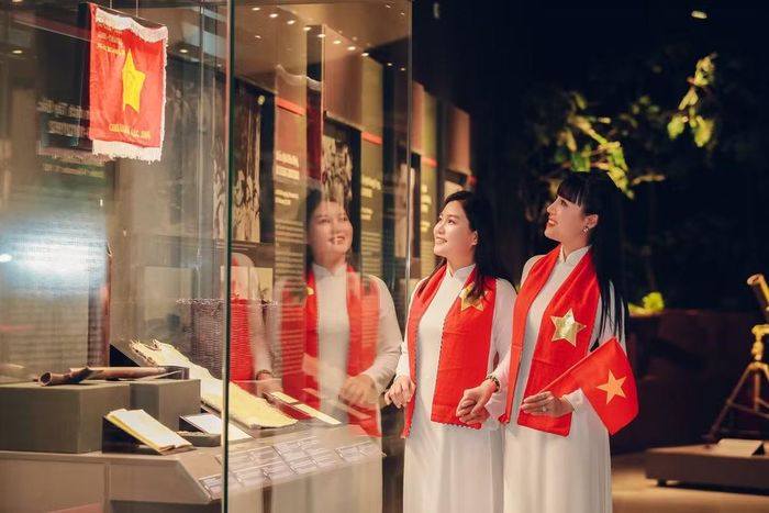 Mỗi góc trưng bày là một câu chuyện lịch sử, thu hút du khách dừng chân tìm hiểu và ghi lại hình ảnh