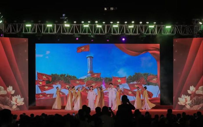 Các ca khúc “Giai điệu Tổ quốc”, “Hà Nội niềm tin và hy vọng”, “Đi giữa trời rực rỡ”, “Xin chào Hà Nội của tương lai” và “Đến với con người Việt Nam tôi” mang đến không khí trẻ trung, giàu năng lượng.