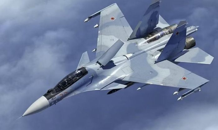 Với thiết kế 2 chỗ, phi công phía sau có thể hỗ trợ điều hành hệ thống vũ khí, liên lạc và các nhiệm vụ chiến thuật, đặc biệt hữu ích trong những chuyến bay kéo dài hoặc nhiệm vụ phức tạp.
