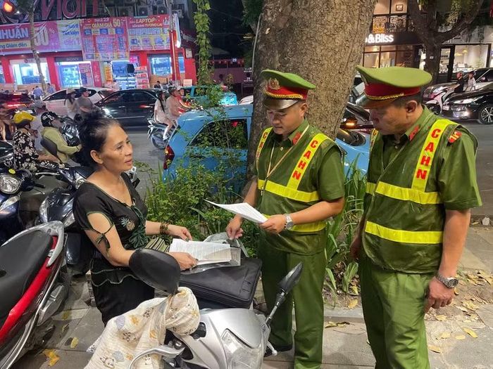 Không chỉ lập biên bản với các vi phạm, lực lượng Công an còn tuyên truyền, khẳng định sẽ triển khai lực lượng bí mật kiểm tra xuyên suốt ngày 2-9, nếu phát hiện tiếp tục tái phạm sẽ xử lý "căng"