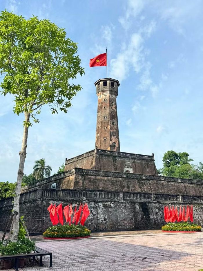 Vào dịp Quốc khánh 2/9, Cột cờ Hà Nội khoác lên mình vẻ đẹp đặc biệt thiêng liêng và tràn đầy lòng tự hào dân tộc.