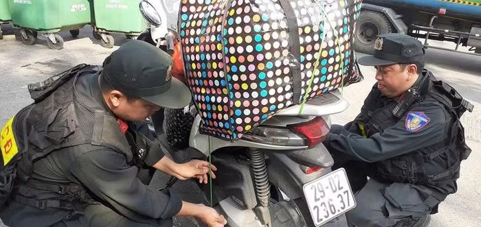 Từ một cá nhân đi xin từng bộ quần áo cũ, hoạt động của chị đã trở thành cầu nối để kêu gọi ủng hộ những số phận thiệt thòi. (Ảnh trong 1 lần chị Tâm đi xin đồ tình nguyện và được các chiến sỹ Công an Hà Nội hỗ trợ).