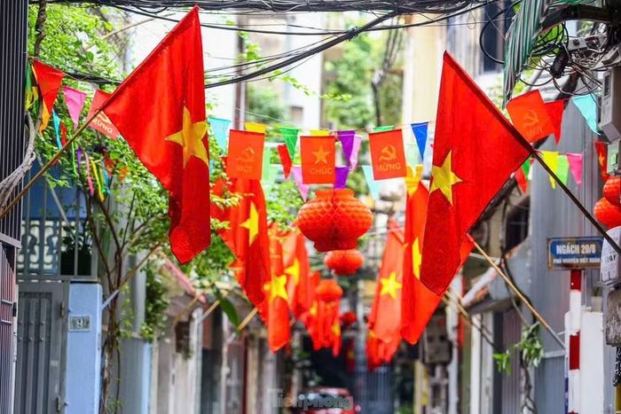 Mọi gia đình, cơ quan, doanh nghiệp trên cả nước đều đồng loạt treo cờ trước cửa nhà, ban công, chung cư tạo nên khung cảnh "biển cờ đỏ" đầy tự hào.