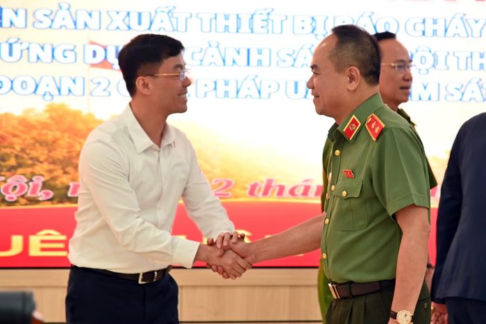 Trung tướng Nguyễn Thanh Tùng, Giám đốc CATP Hà Nội bắt tay Giám đốc Sở Khoa học và Công nghệ Cù Ngọc Trang